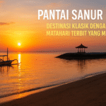 Pemandangan sunrise di Pantai Sanur Bali dengan langit berwarna jingga keemasan, perahu tradisional jukung di laut tenang, dan dua gazebo khas Bali di atas pasir putih yang memantulkan cahaya matahari pagi.